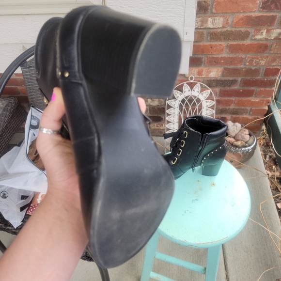 3.5 inch heeled studded black ankle booties size 8.5 - Picture 7 of 10